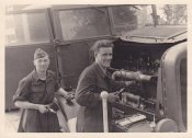 Kameraden reparieren LKW.JPG