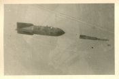 Bomben werden von Flugzeug der Luftwaffe abgeworfen Polen 1939.JPG