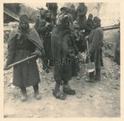 Gefangene russische Soldaten mit Schaufeln.JPG