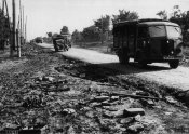 2_Autocolonna italiana in movimento verso le prime linee del fronte orientale russo.jpg