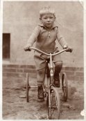 Kind auf Dreirad, 1932.JPG