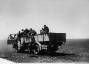 9_Automezzo militare nel deserto nell'estate 1941.jpg