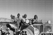 3_Soldati italiani a bordo di un automezzo dell'esercito Egitto 09-1940.jpg