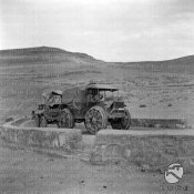 4_Un autocarro militare italiano Marmarica Libia 11-1940.jpg