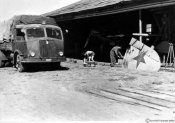2_Camion presso l'officina di un campo di aviazione nell'estate 1942.jpg