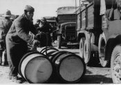 6_Rifornimento di carburante agli autocarri per trasporto di truppe sulla litoranea libica.jpg