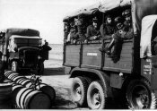 7_Rifornimento di carburante agli autocarri per trasporto di truppe sulla litoranea libica.jpg