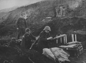 09_81-мм_Румынские артиллеристы ведут огонь из 81-мм миномета 1927-31 на Восточном фронте.jpeg