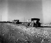 1_Camion militari avanzano nel deserto libico nel settembre 1940.jpg