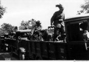 5_Autocolonna di bersaglieri in marcia oltre il confine russo nell'estate 1941.jpg