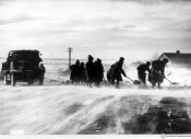 8_Militari al lavoro di sgombero stradale dalla neve nell'inverno 1942.jpg