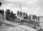 5_Un cingolato trascina un cannone giù da un dosso Irpinia 09-1936.jpg