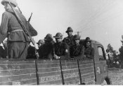 7_Passaggio nella città di Atene della divisione Julia nell'estate 1941.jpg