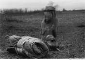 2_Oggetti militari presso una scultura in pietra nell'autunno 1941.jpg