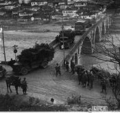 2_Passaggio di soldati a Berat nell'inverno 1941.jpg
