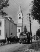 3_Soldati a cavallo e motorizzati attraversano un villaggio nell'estate 1941.jpg