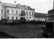 7_Automezzo militare davanti un edificio affollato di civili nell'autunno 1941.jpg