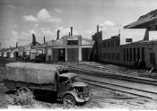 8_Un automezzo dell'autocolonna di rifornimento alle truppe italiane in marcia nell'estate 1942.jpg