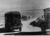 2_Autocolonna militare in marcia nel deserto in Marmarica nell'autunno 1941.jpg