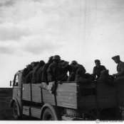 3_Prigionieri inglesi su un camion nell'autunno 1941.jpg