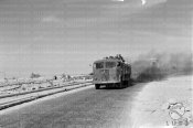 12_Un camion italiano carico di soldati avanza lungo una strada nel deserto.jpg