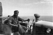 Il soldato alla guida del trattore che traina i due rimorchi lungo la costa Egitto 11-1940.JPG