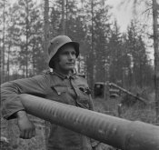 Finn-artillerist-u-pushki-21-tank.jpg