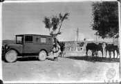 1_Il cineambulante del Luce in sosta nel deserto, con persone locali vicine.jpg