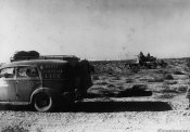 7_Un automobile dell'Istituto Luce e alcuni carri armati nel deserto egiziano nel settembre 1940.jpg