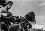 7_Bersagliere motociclista in marcia nell'estate 1942.jpg