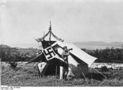 Bundesarchiv_Bild_137-049297,_HJ_in_China,_Lager_Ostern.jpg