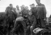Немецкие солдаты дурачатся. Надпись на заду у солдата — Западный фронт 1939..jpeg
