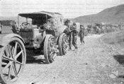 3_Una fila di autocarri dell'Esercito durante il trasporto dell'artiglieria.jpg