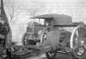 6_Cannone su rimorchio e automezzo della colonna Starace ripresi in un campo.jpg