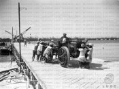 9_Somali spingono un automezzo nel porto di Mogadiscio 05-1936.jpg