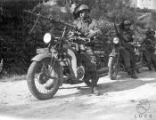 2_Bersaglieri motociclisti sistemano i fucili Garessio 24-08-1933.jpg