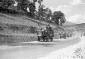 5_Camionette dell'esercito pecorrono una strada durante le grandi manovre.jpg