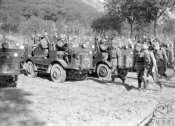 7_Mussolini passa in rassegna un autogruppo schierato sul terreno.jpg