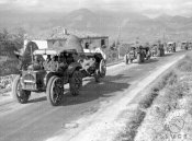10_Camionette militari avanzano lungo una strada Irpinia 09-1936.jpg