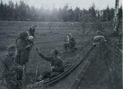 Немец делится хлебом с русской женщиной.jpeg