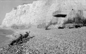 Bundesarchiv_Bild_101I-599-1043-31,_Frankreich,_Soldaten_im_Liegestuhl_vor_Bunker.jpg