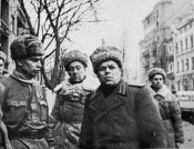Генерал-лейтенант танковых войск П.С. Рыбалко в центре Харькова. 3-я битва за Харьков.jpg