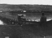 1_Autocolonna militare in marcia su un ponte in Russia nell'agosto 1941.jpg