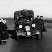 2_Automezzo militare e civili in una strada presso Stalino (Doneck) nell'autunno-inverno 1941.jpg