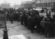 3_Automezzo militare tra civili in una via di Stalino (Doneck) nell'autunno-inverno 1941.jpg