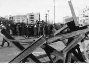 6_Civili in una piazza di Stalino (Doneck) nell'autunno-inverno 1941.jpg