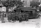 7_Un furgone dello spaccio militare distribuisce il rancio.jpg