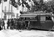 8_Un furgone dello spaccio militare distribuisce il rancio.jpg