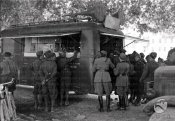 9_Un furgone dello spaccio militare distribuisce il rancio.jpg