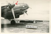 Bomber Flugzeug mit Staffelabzeichen.JPG